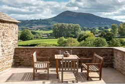Llwyn Celyn ext seating 1200x800