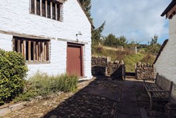 Llwyn Celyn ext courtyard 1200x800