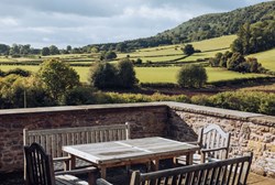 Llwyn Celyn ext seating 1200x800