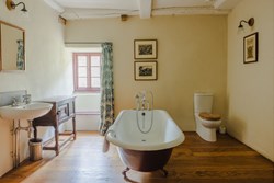 new Llwyn Celyn int rolltop bathroom 1200x800