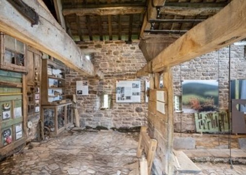 llwyn-celyn-beast-house-listdisplay-450x321