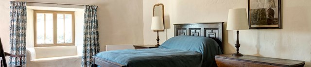 llwyncelyn-interior-bedroom-1600x345-min