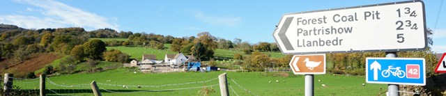 llwyncelyn-exterior-signs-1600x345