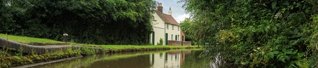 LockCottage-exterior-canalside-1600x345