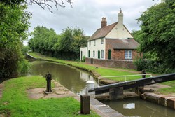 LockCottage-exterior-canalsidegate-600x400