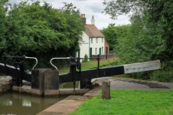LockCottage-exterior-canalsidelock-600x400