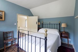 LockCottage-interior-doublebedroom-600x400