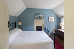 LockCottage-interior-doublebedroomdoorway-600x400