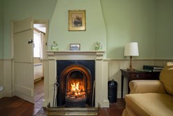 LockCottage-interior-sittingroomfirecloseup-600x400