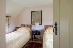 LockCottage-interior-twinbedroom-600x400