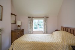 LockCottage-interior-twinbedroombed-600x400