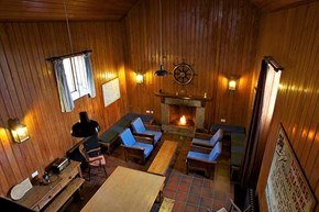 Lundy-interior-barn-livingroomfromabove-600x400