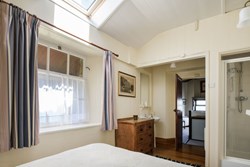 Castle Cottage bed with shower 1200x800