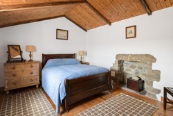 Castle-Keep-North-interior-bedroom-600x400