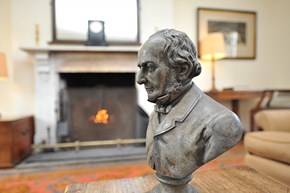 lundy-governmenthouse-interior-bust-600x400