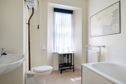 Millcombe-interior-firstfloor-bath-600x400