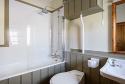 Square-Cottage-interior-bathroom-600x400