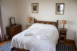 lundy-squarecottage-interior-doublebed-600x400