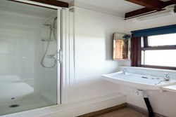 big-st-johns-interior-bathroom-600x400