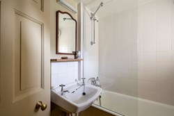 Luttrells Tower bathroom 1200x800