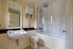 Lynch Lodge bathroom