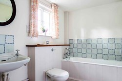 Maesyronnen-Interior-Bathroom-600x400