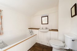 ManorFarm-interior-firstbathroom-600x400