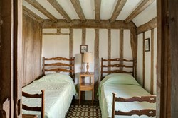 ManorFarm-interior-greentwinbedroom-600x400