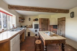 ManorFarm-interior-kitchen-side-600x400