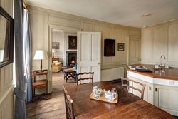 MarshallWadesHouse-interior-kitchen-sittingroomdoorway-600x400
