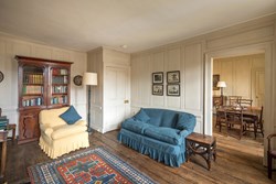 MarshallWadesHouse-interior-sittingroom-kitchendoorway-600x400