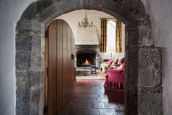monktonoldhall-interior-livingroomdoor-600x400