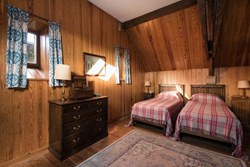 morpethcastle-interior-redtwinbedroom-600x400