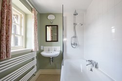 musicroom-interior-bathroom-600x400