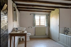 Obriss Farm internal bathroom 1200x800