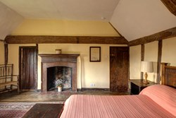 ObrissFarm-internal-doublebedroomfireplace-600x400