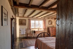 ObrissFarm-internal-twinbedroom-doorway-600x400