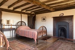 ObrissFarm-internal-twinbedroom-fireplace-600x400