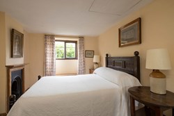 TheOldHal-interior-doublebedroom-600x400