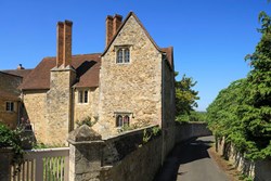TheOldParsonage-exterior-roadgate-600x400
