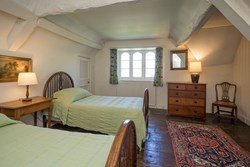 TheOldParsonage-interior-twinbedroom2-600x400