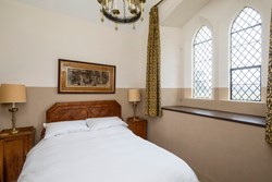 oxenford gatehouse double bed 1200x 800