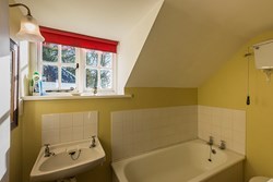 Paxtonstowerlodge-interior-bathroom-600x400