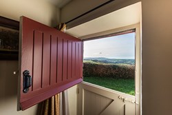 Paxtonstowerlodge-interior-sittingroom-stabledoor-600x400