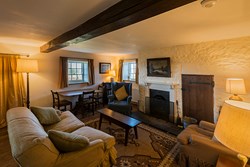 Paxtonstowerlodge-interior-sittingroomreverse-600x400