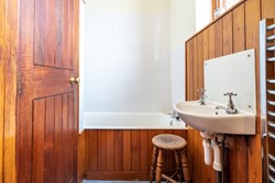 Peters Tower bathroom 1200x800