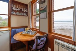 Peter's-Tower-Int-Kitchen-From-Door-600x400