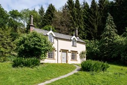 Poultry Cottage ext path 1200x800