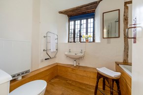 ThePriestsHouse-interior-bathroom-600x400