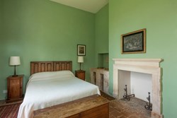 robin-hoods-hut-bedroom-600x400